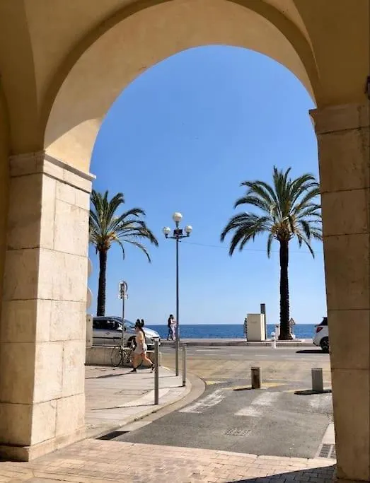 Daire Charmant Appartement, En Plein Centre , Face A La Gare Centrale, Nice Centre Fransa